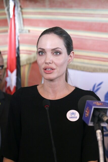 Джоли решает проблемы беженцев. Фото