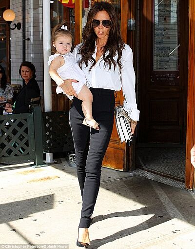 Виктория Бекхэм знакомит Харпер с модой. Фото