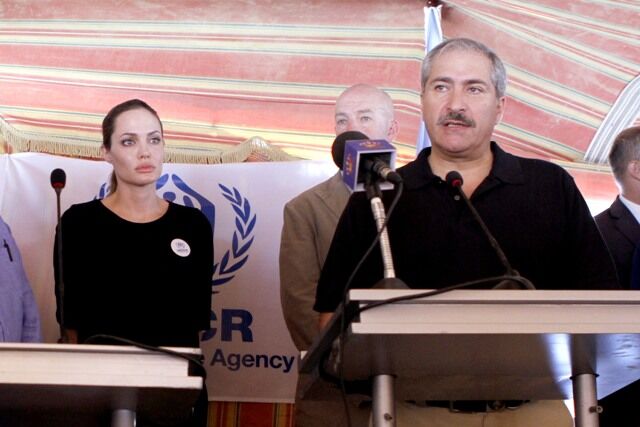 Джоли решает проблемы беженцев. Фото