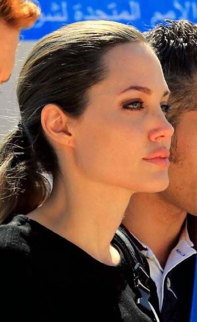 Джоли решает проблемы беженцев. Фото