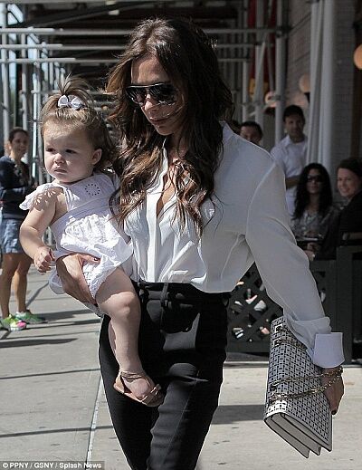 Виктория Бекхэм знакомит Харпер с модой. Фото