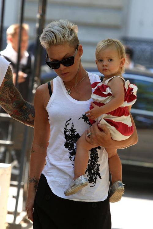 Пинк гуляет с семьей в Париже. Фото