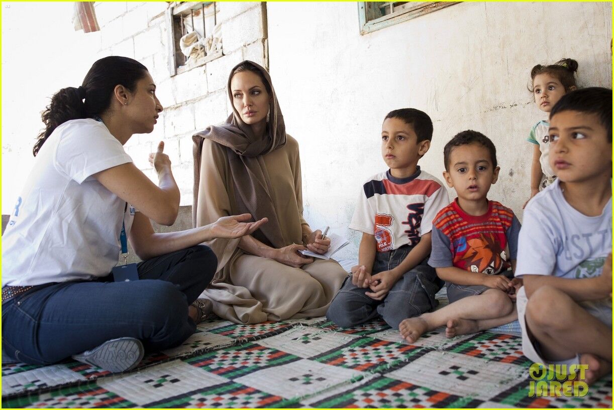 Джоли посетила лагерь беженцев. Фото