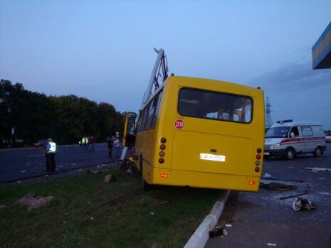 Під Харковом водій джипа не пропустив автобус: 26 постраждалих