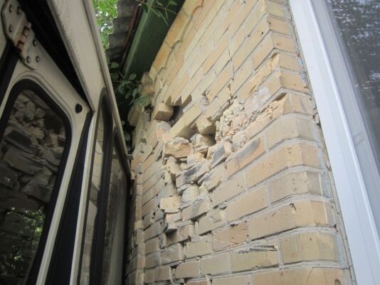 В Черкассах в спальню к девушке заехала маршрутка. Фото 