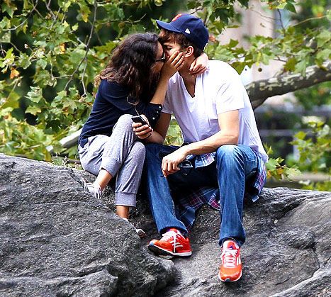 Кунис и Катчер целуются в парке. Фото