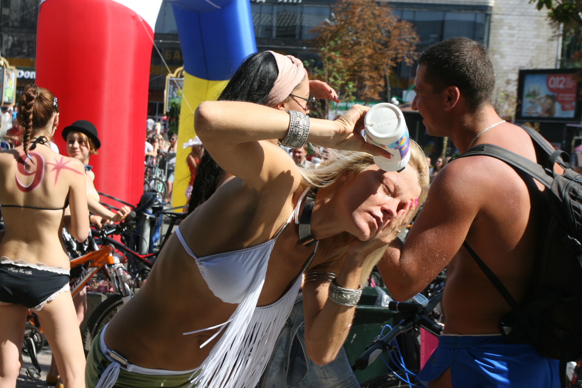 Хрещатик в бікіні