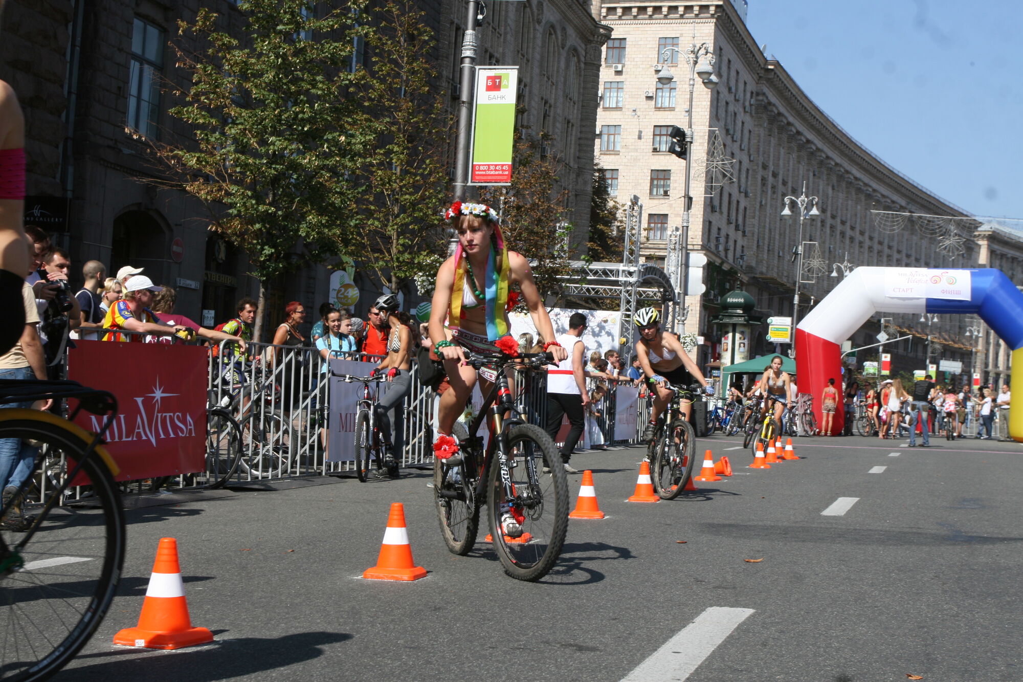 Хрещатик в бікіні