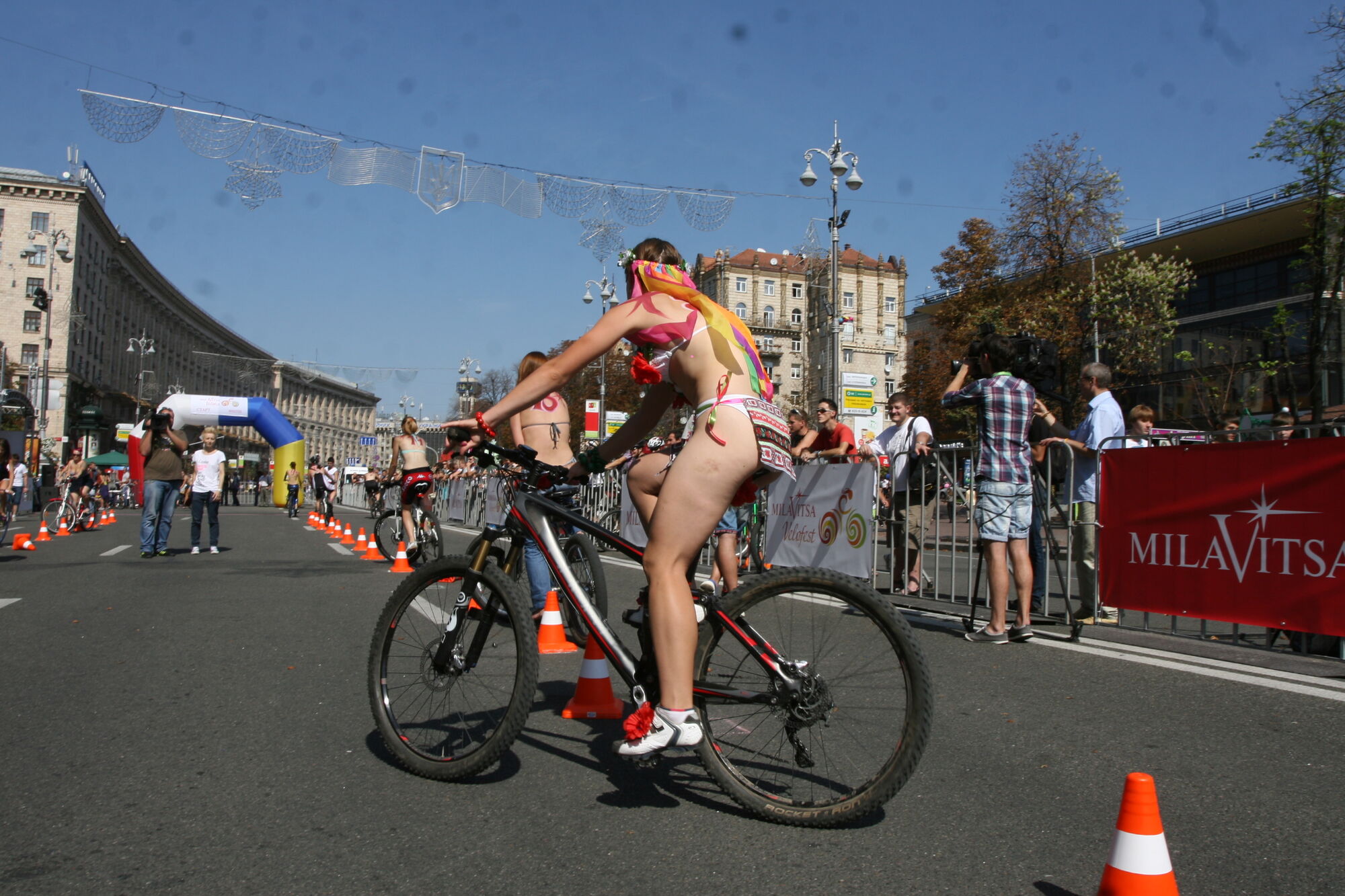 Хрещатик в бікіні