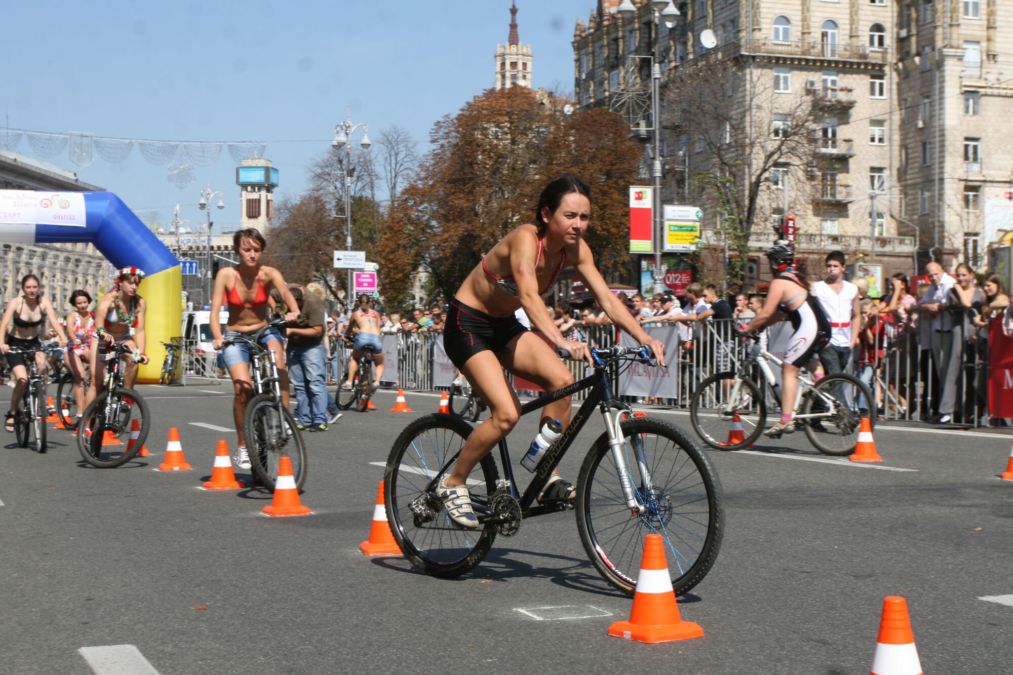 Хрещатик в бікіні