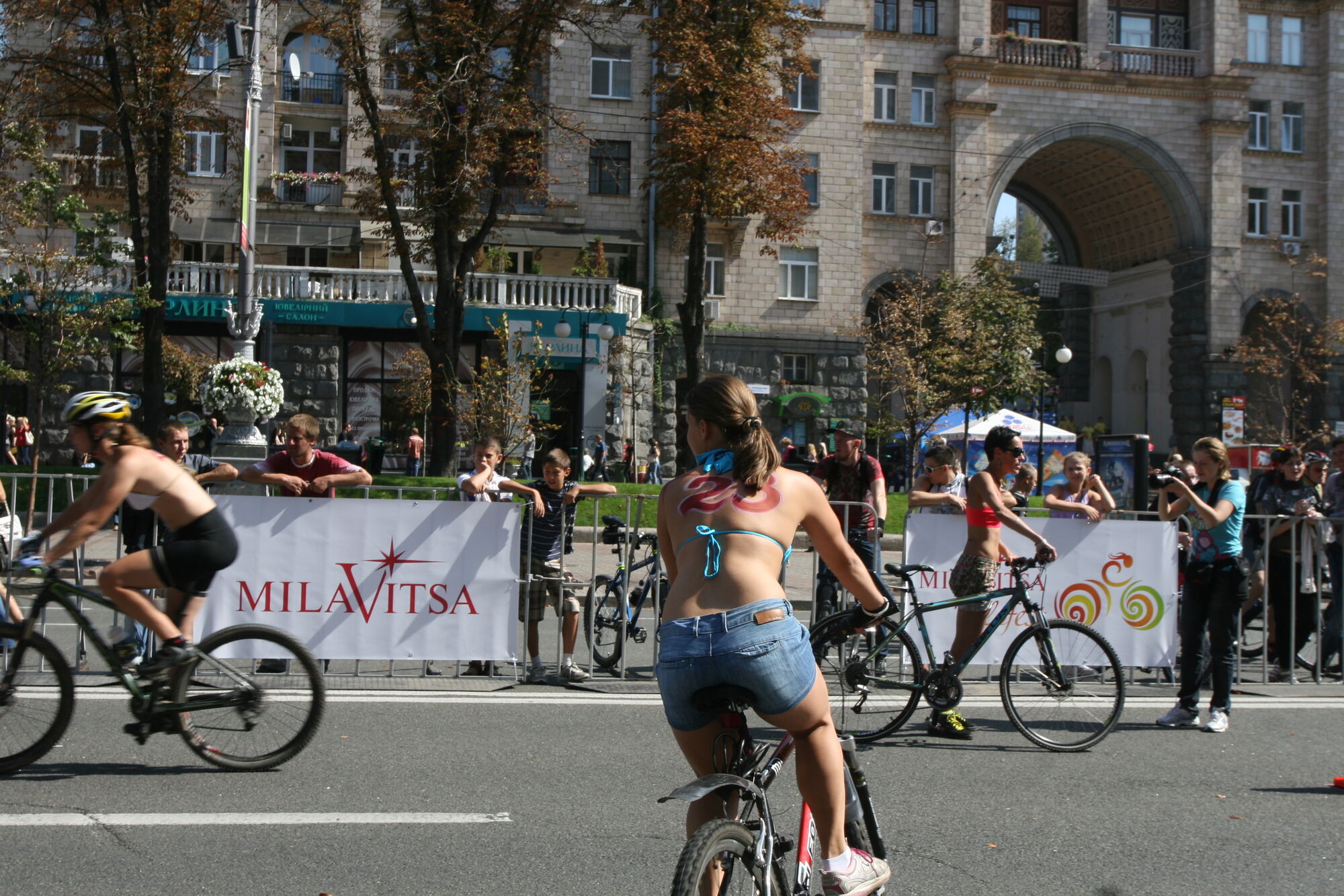 Хрещатик в бікіні