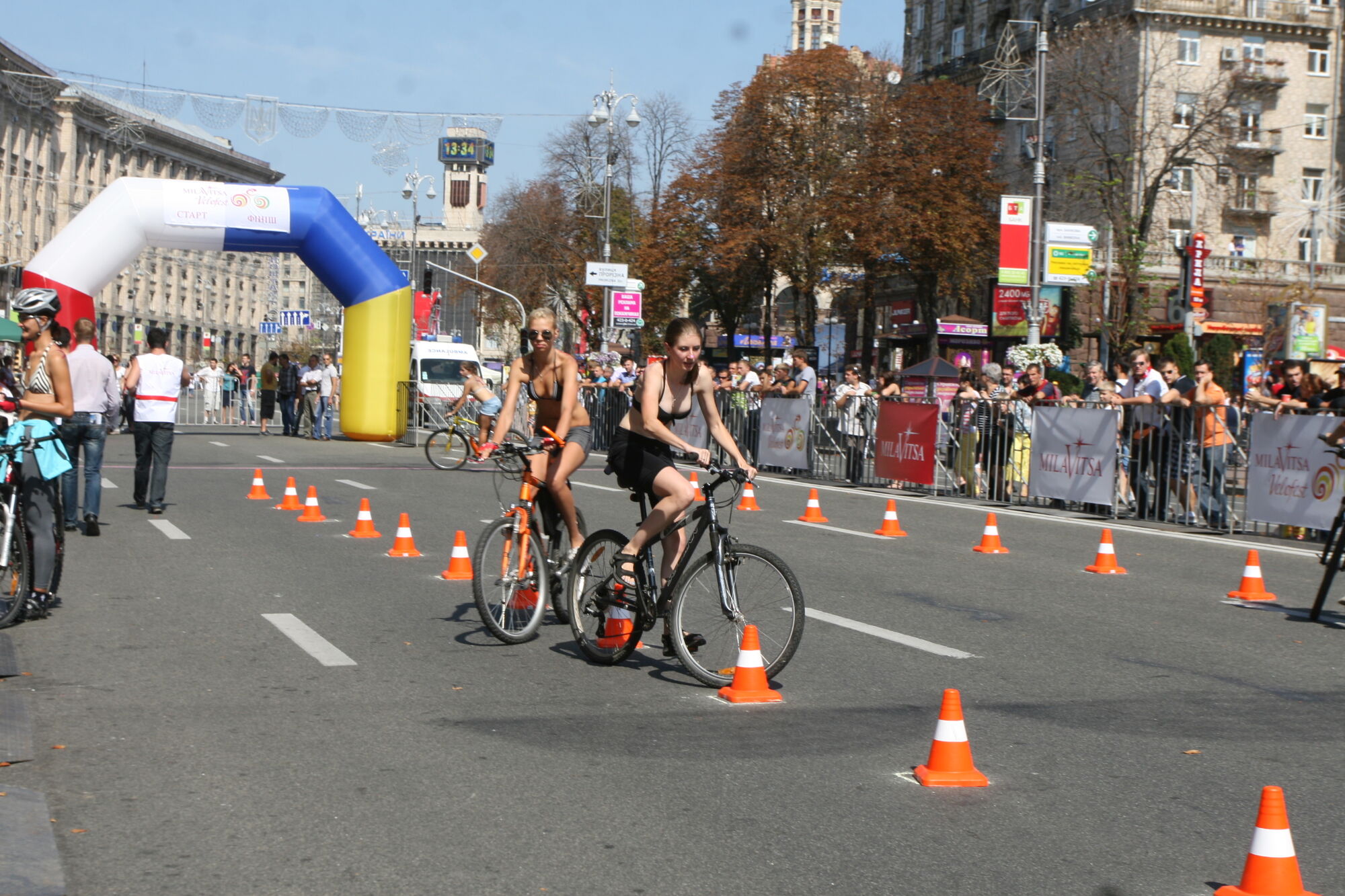 Хрещатик в бікіні