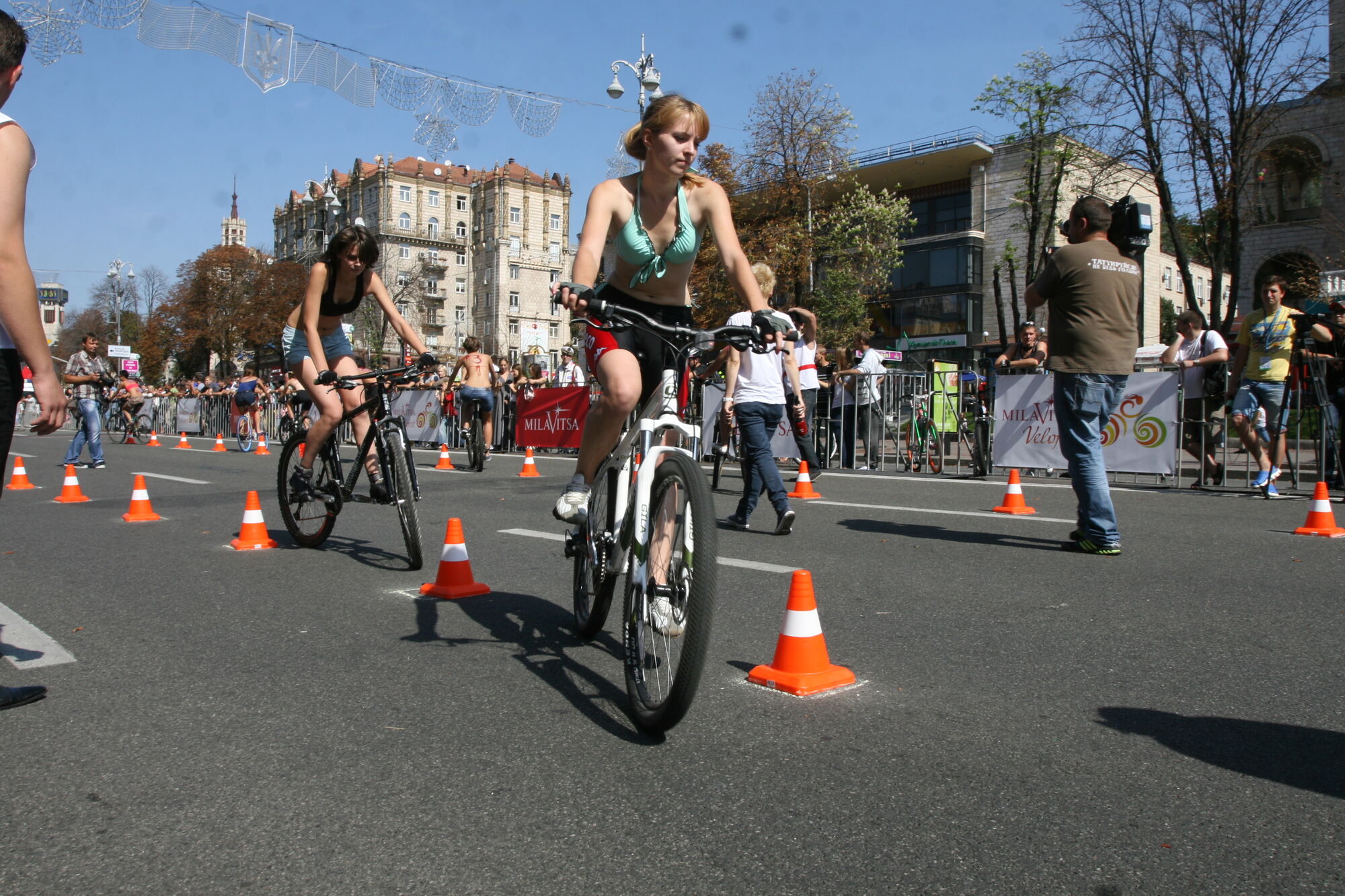 Хрещатик в бікіні