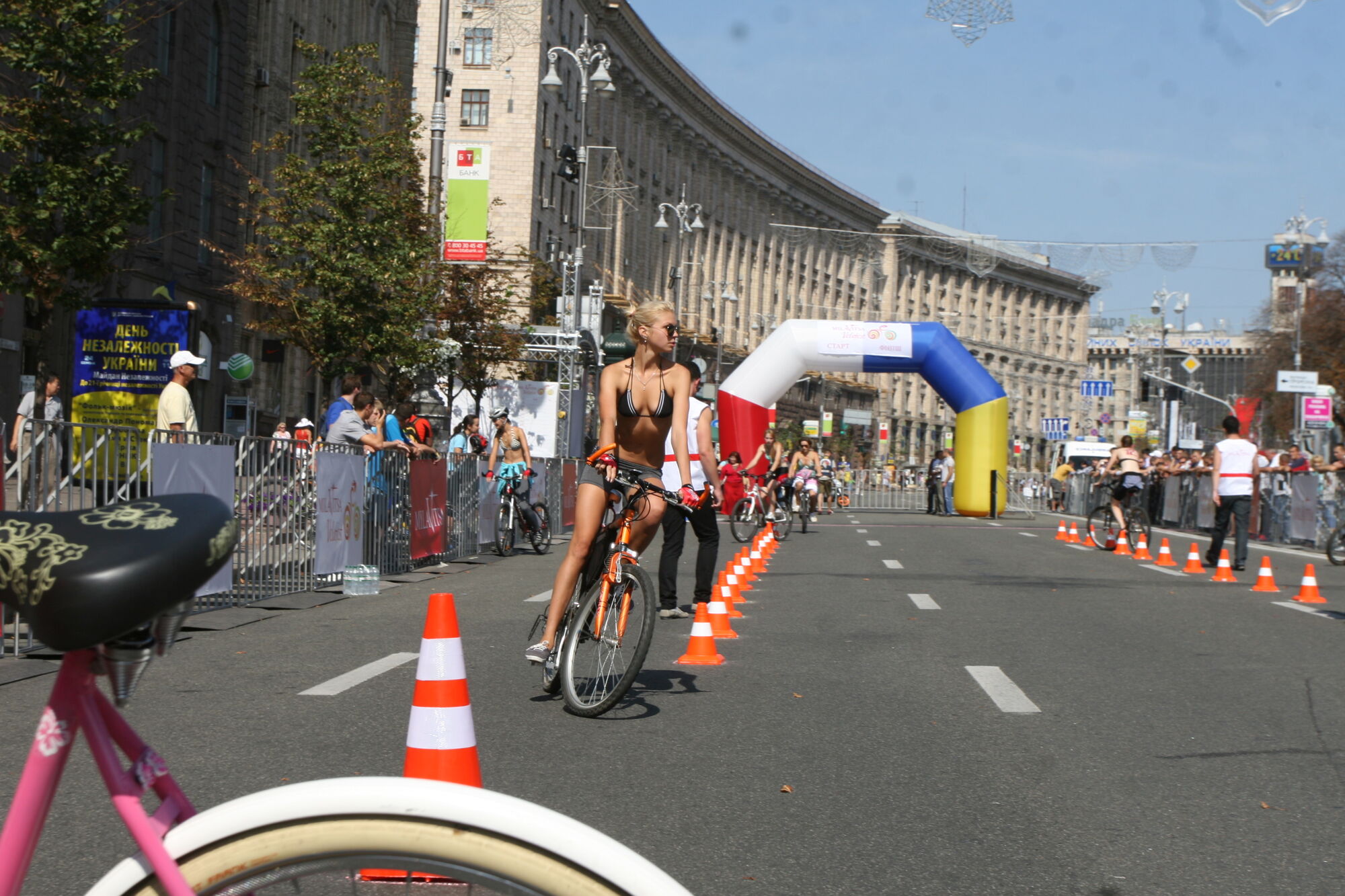 Хрещатик в бікіні
