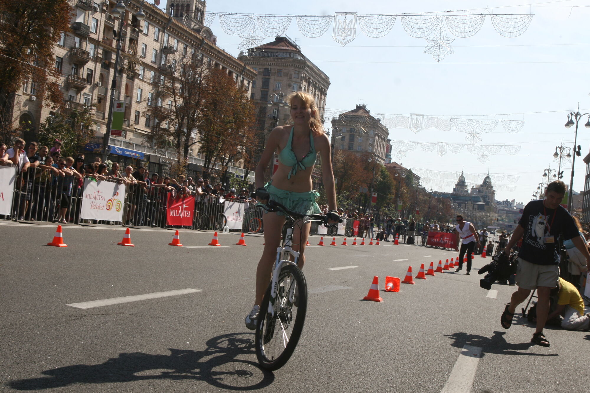 Хрещатик в бікіні