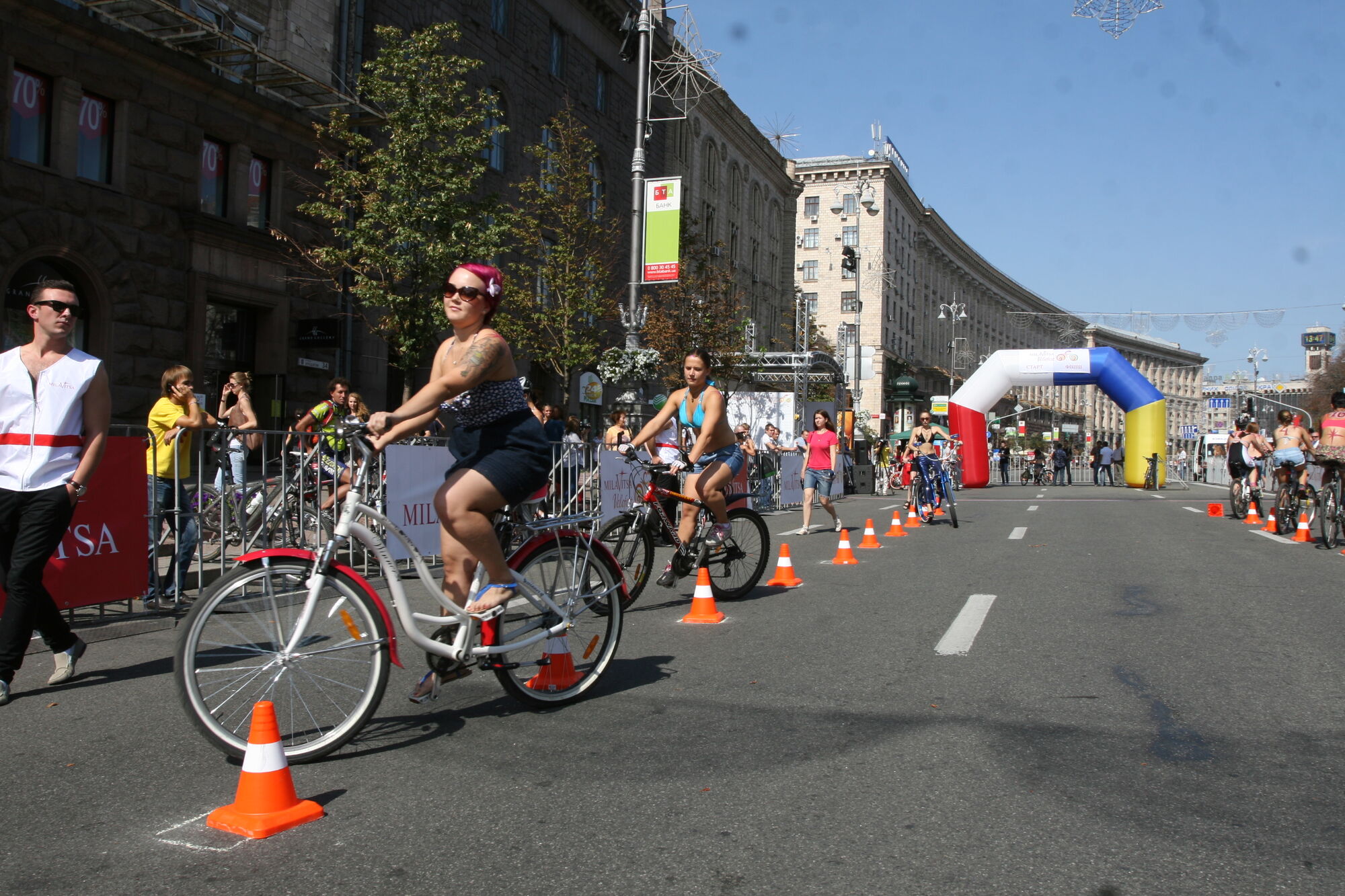 Хрещатик в бікіні