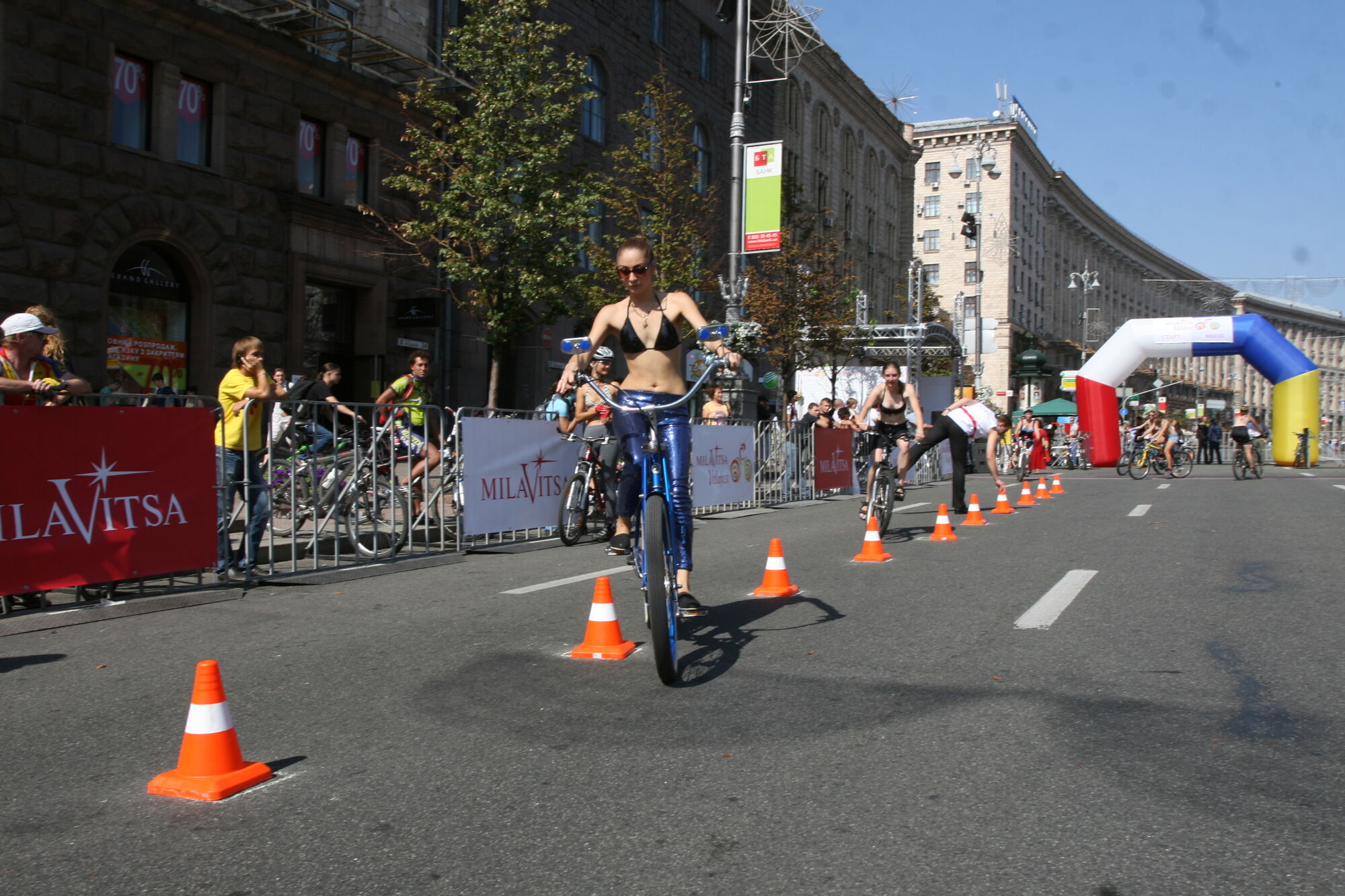 Хрещатик в бікіні