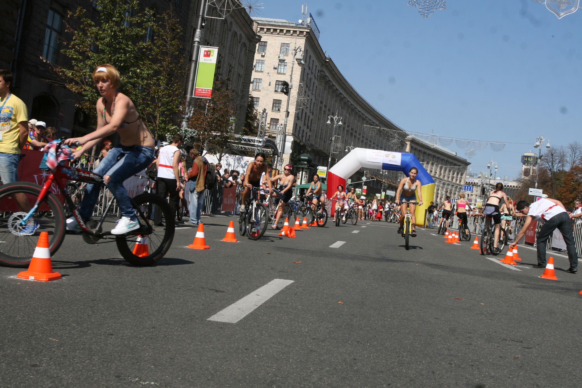 Хрещатик в бікіні
