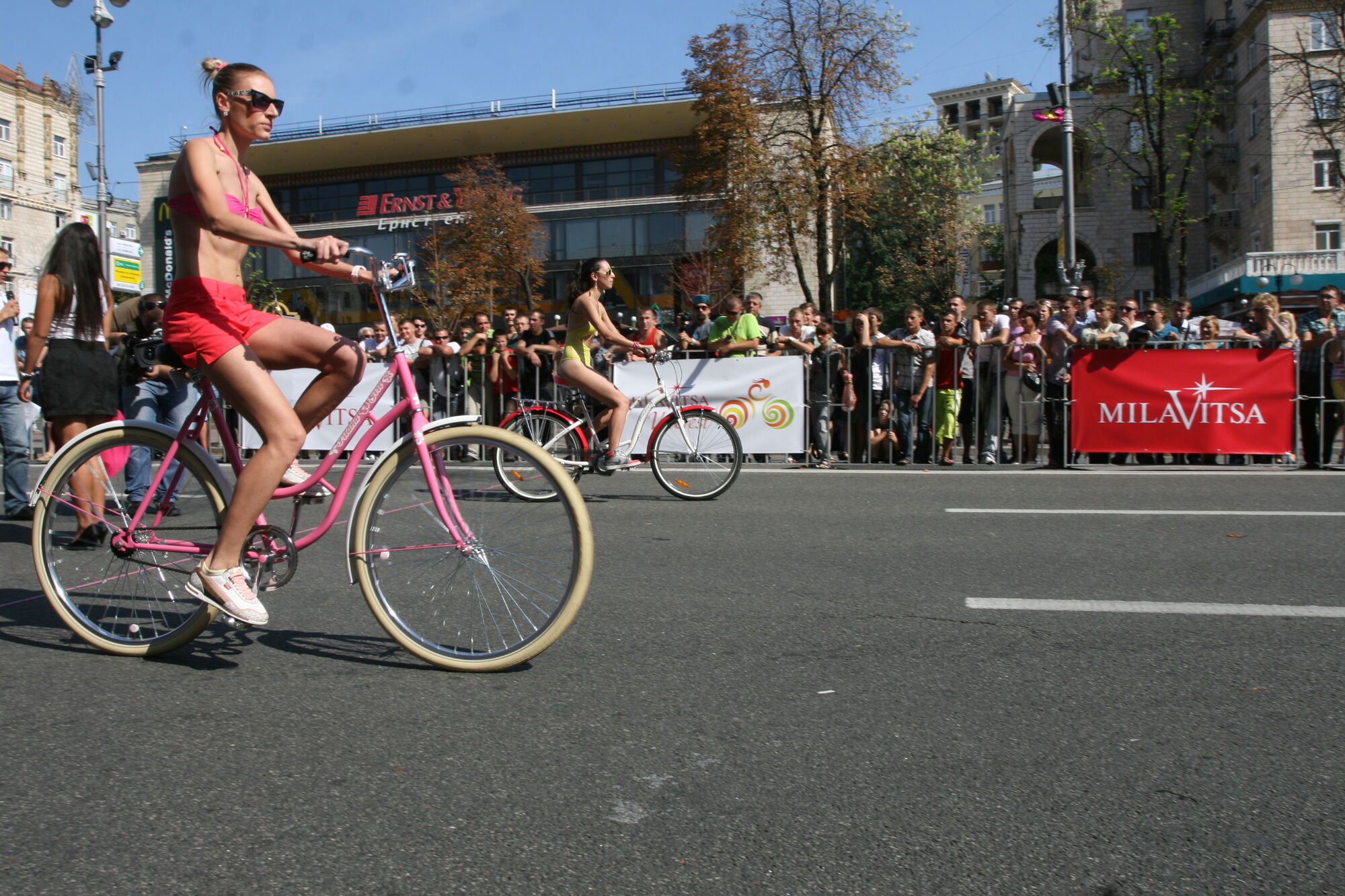 Хрещатик в бікіні