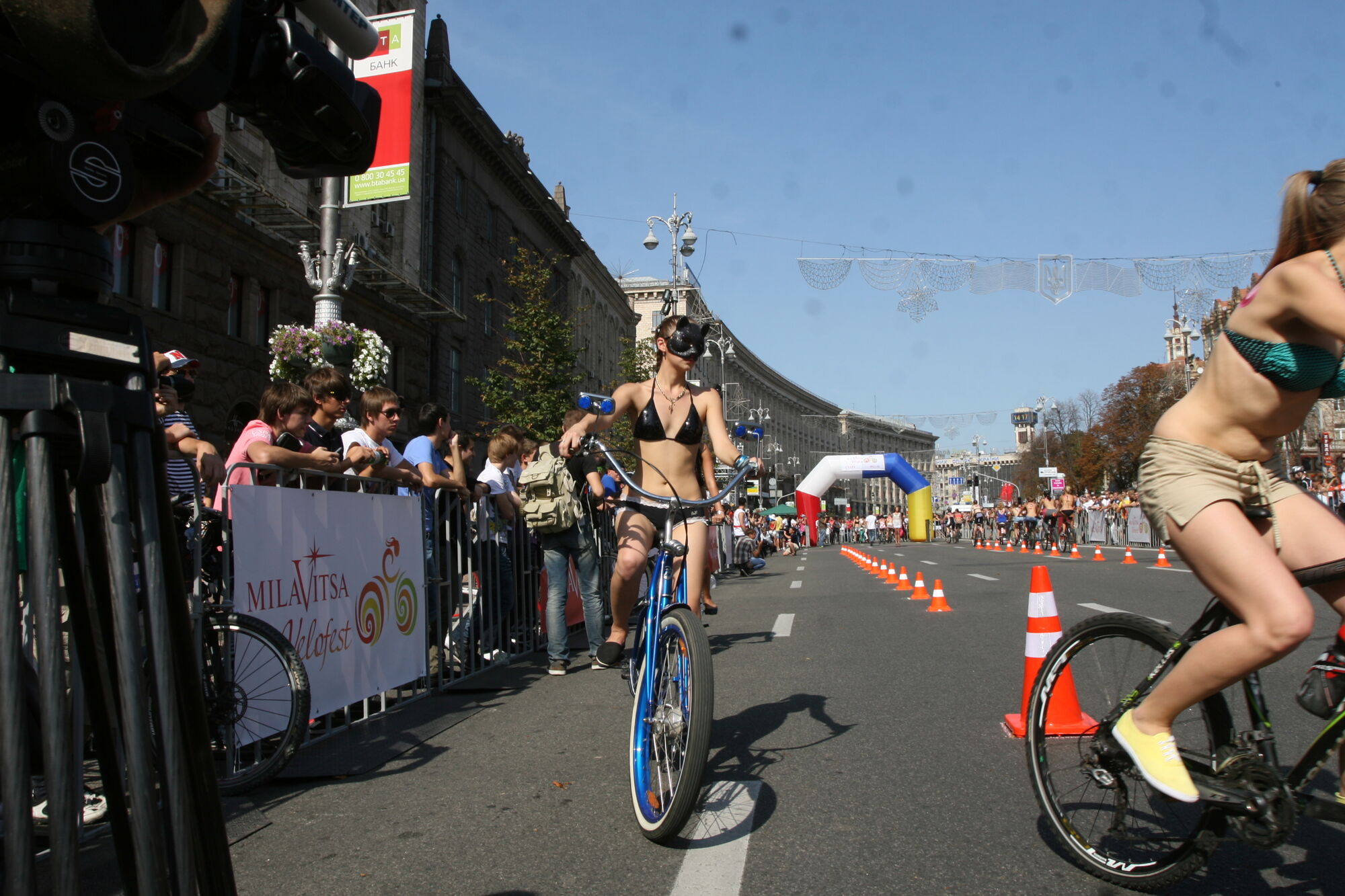Хрещатик в бікіні