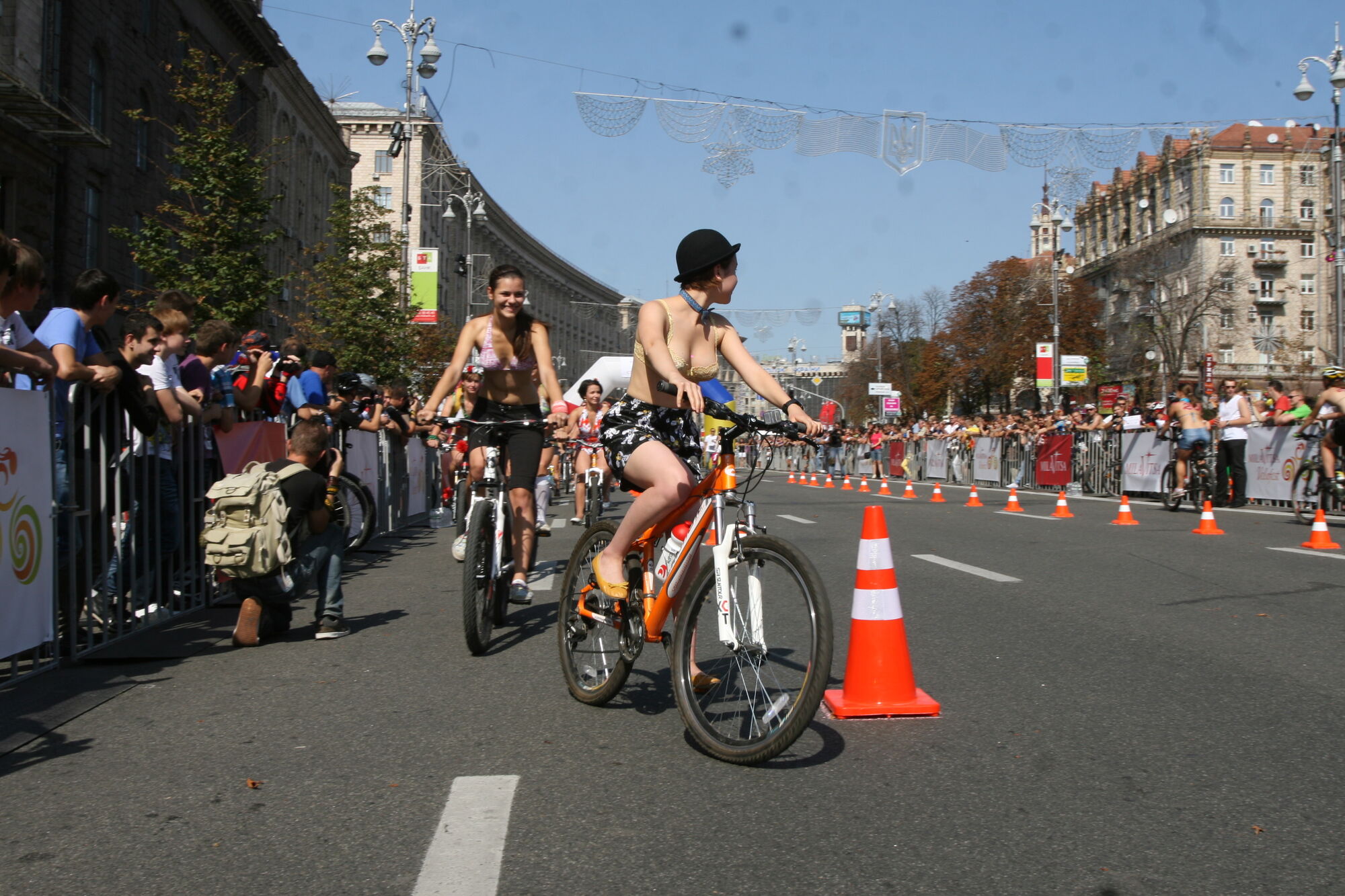 Хрещатик в бікіні