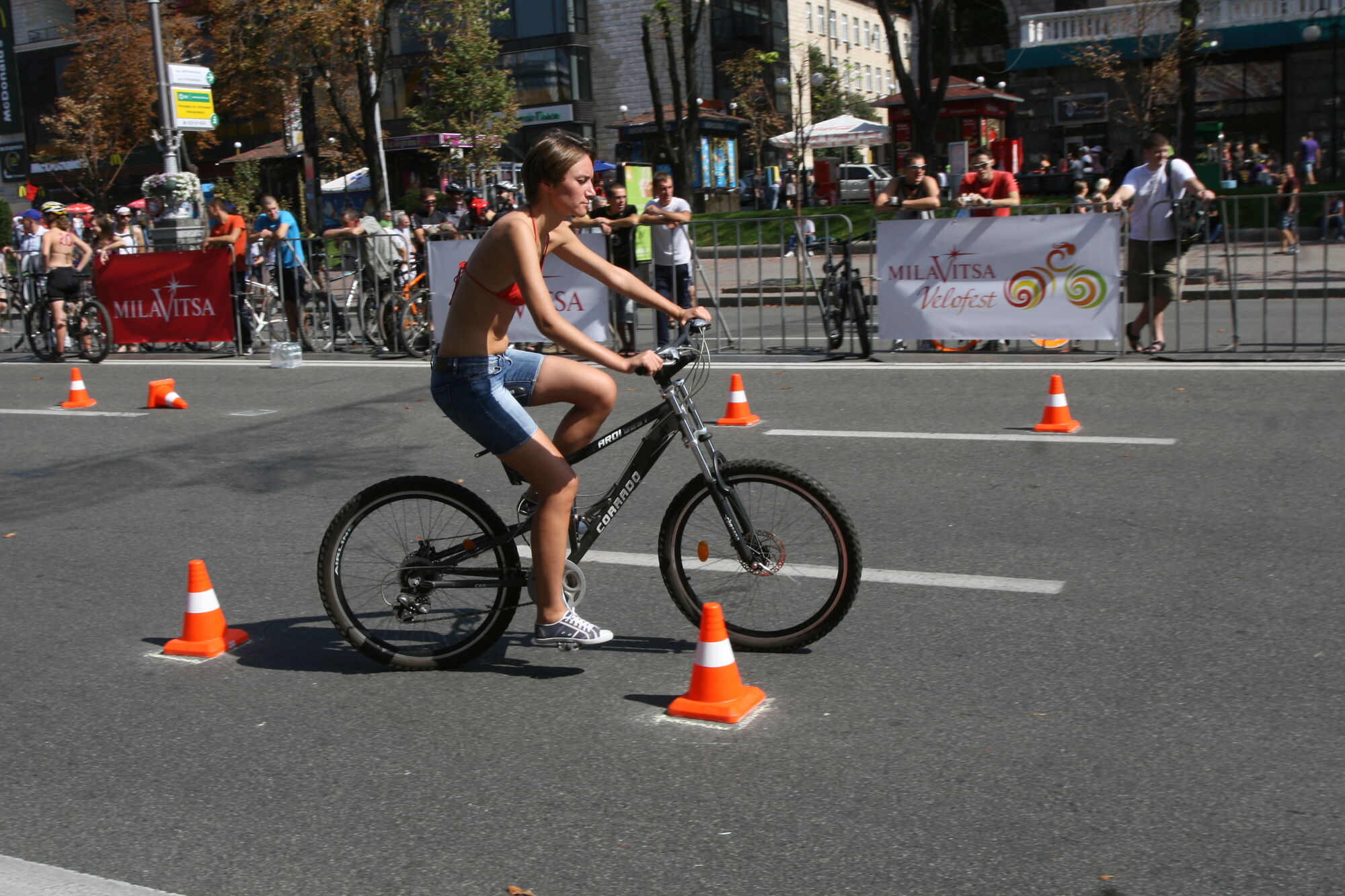Хрещатик в бікіні