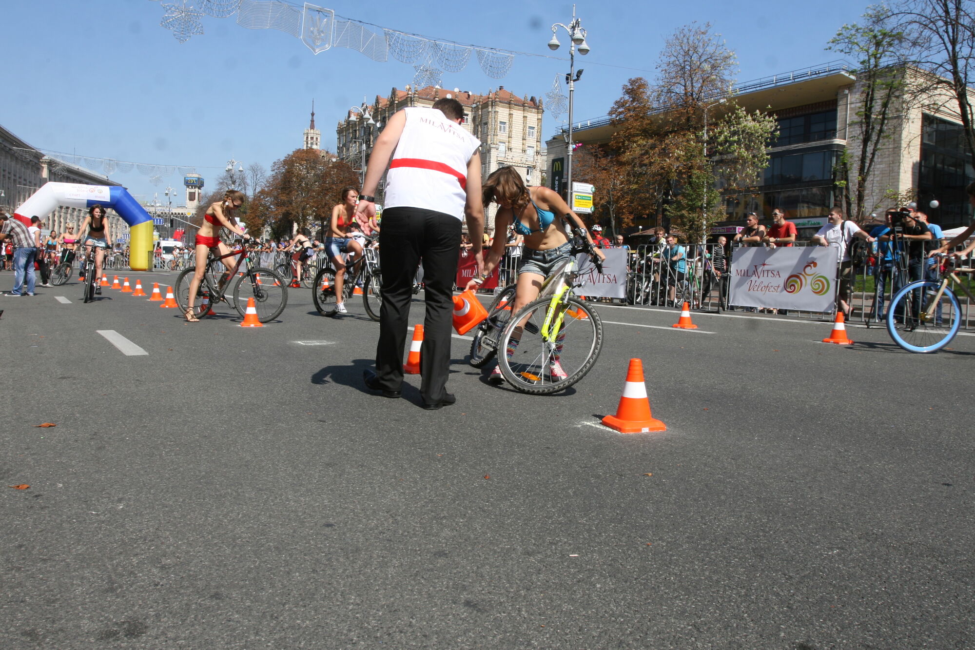 Хрещатик в бікіні