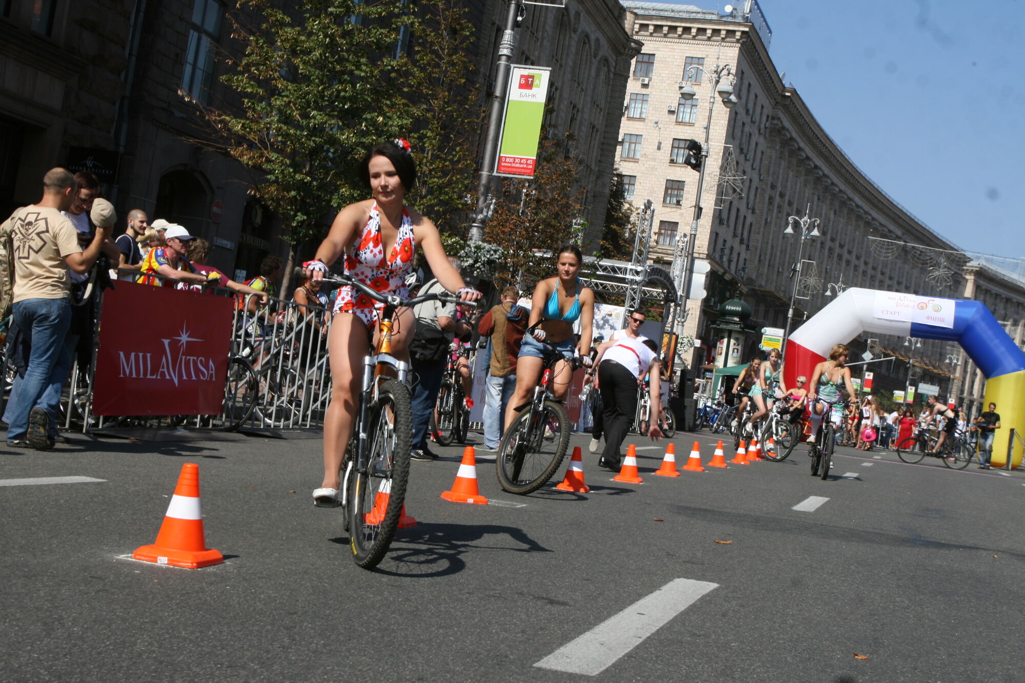 Хрещатик в бікіні