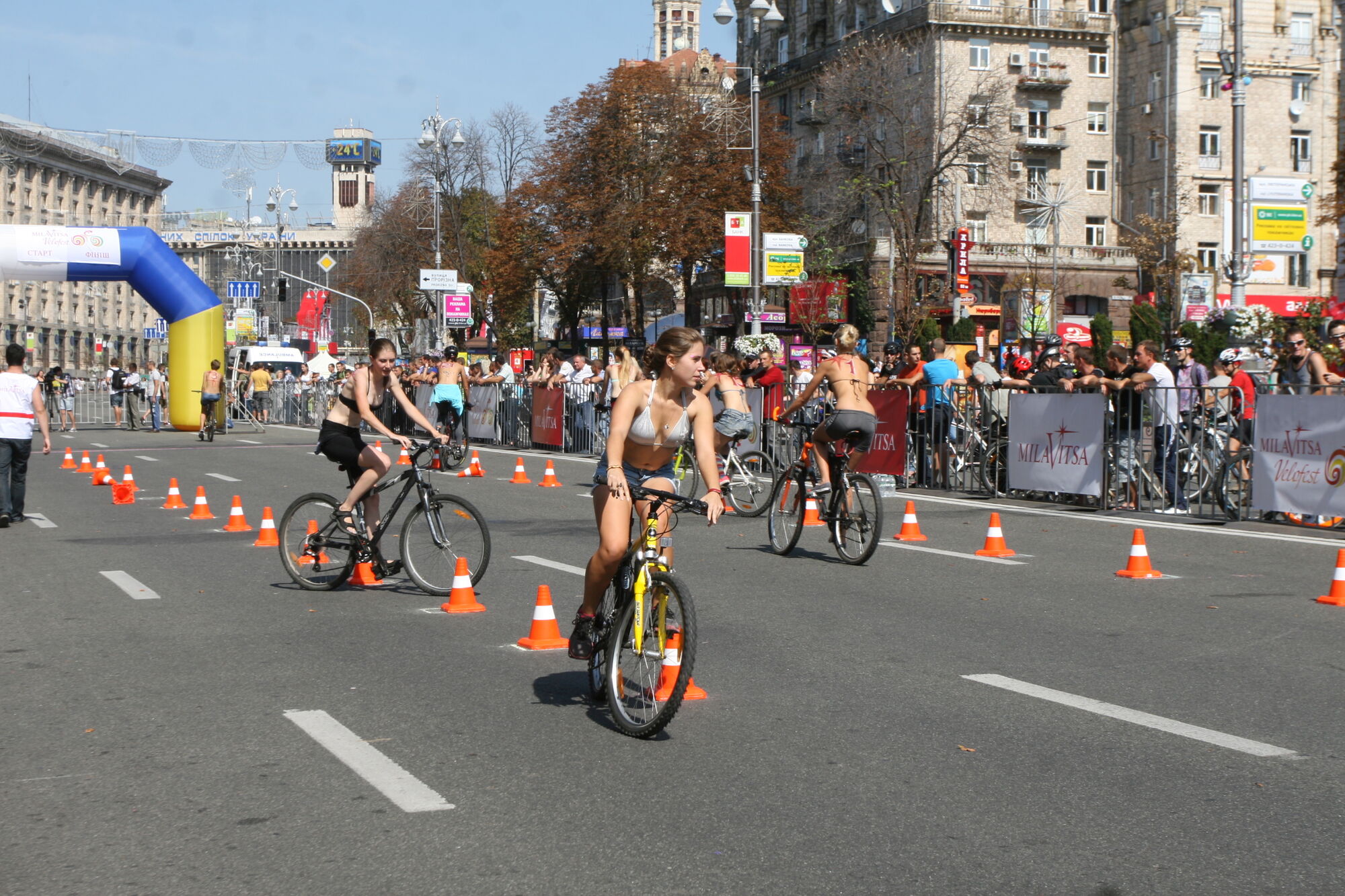 Хрещатик в бікіні