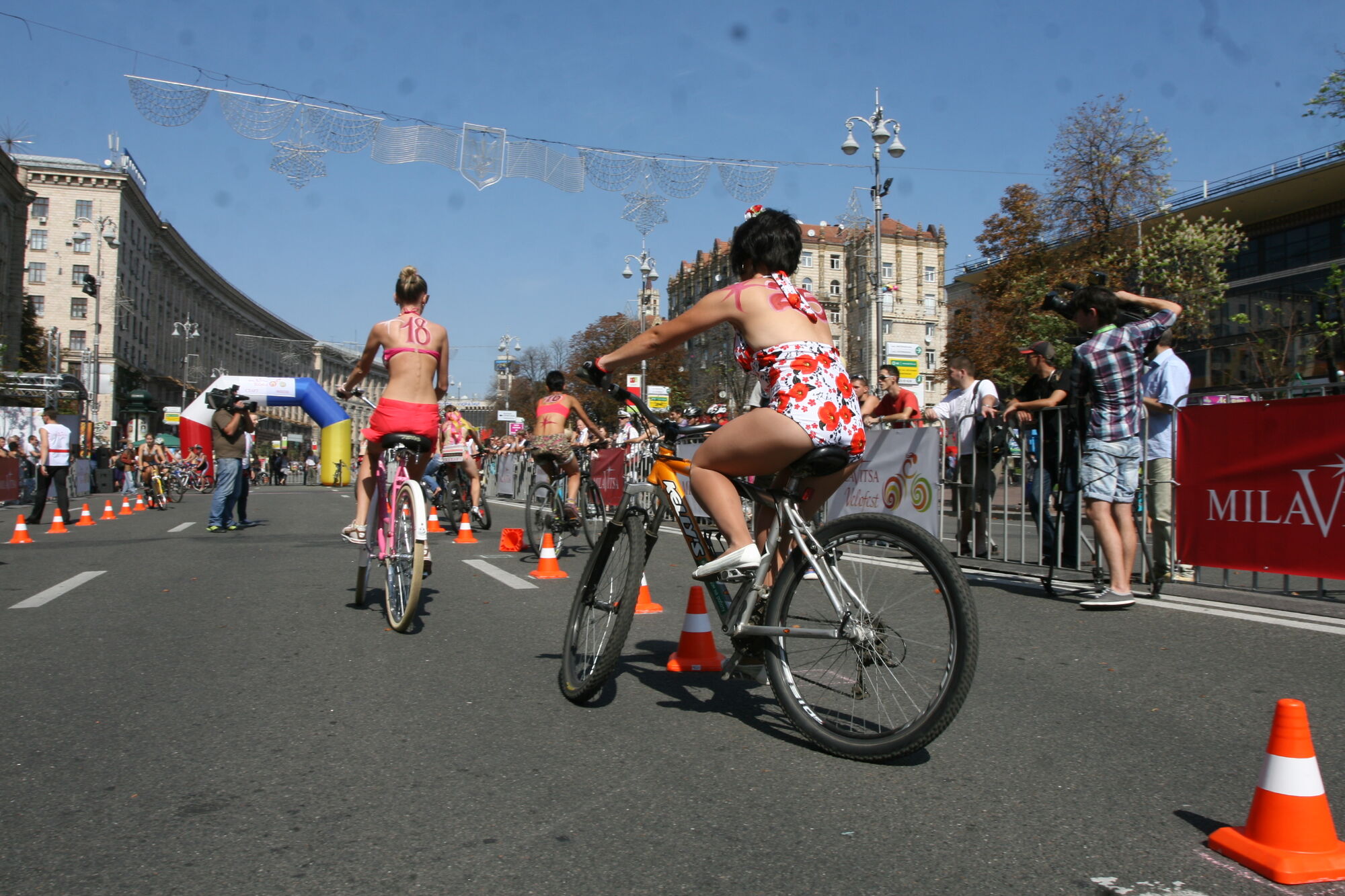 Хрещатик в бікіні
