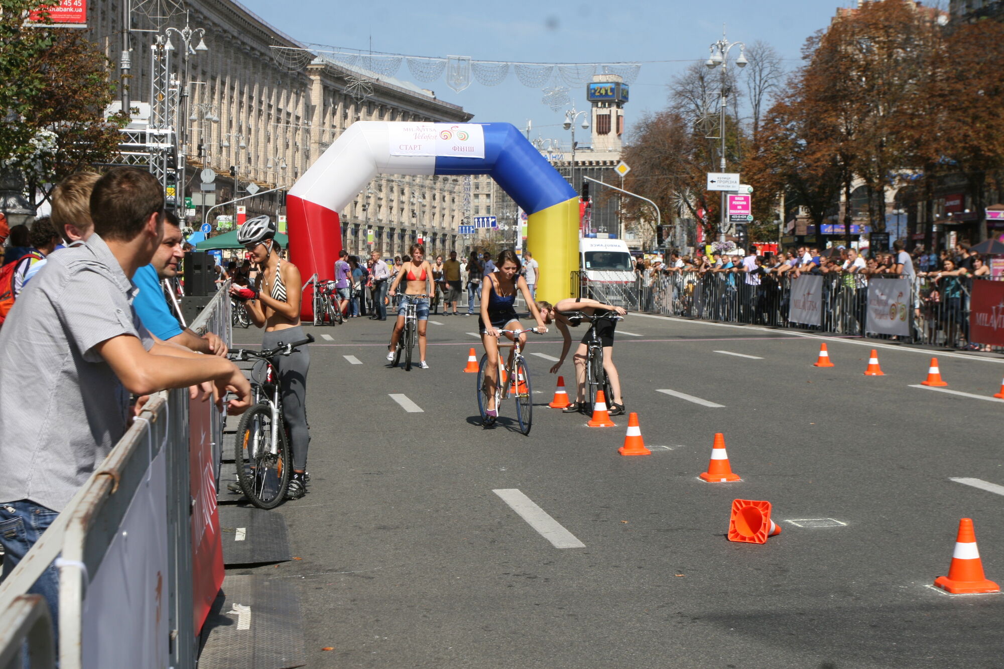 Хрещатик в бікіні