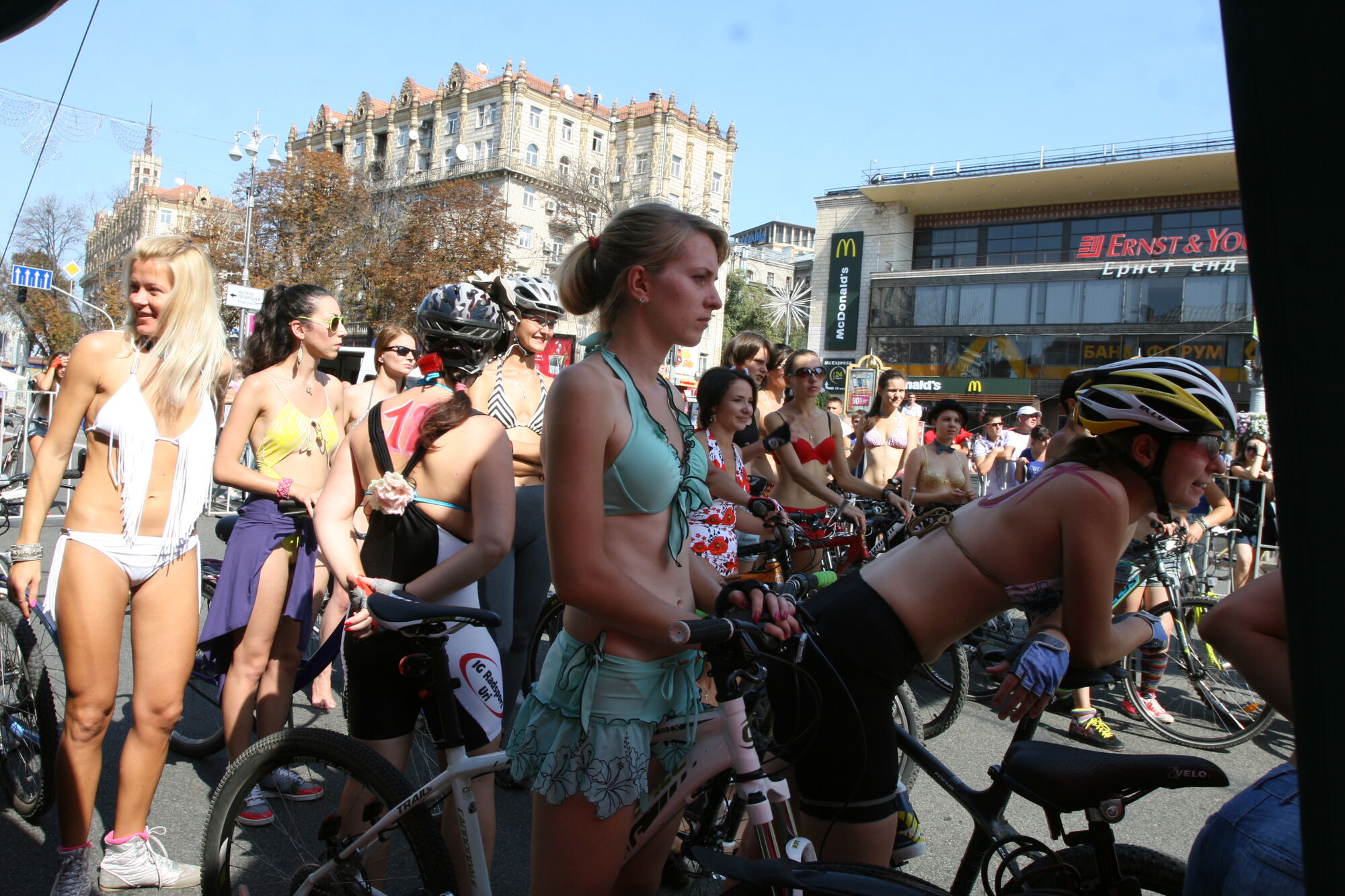 Хрещатик в бікіні