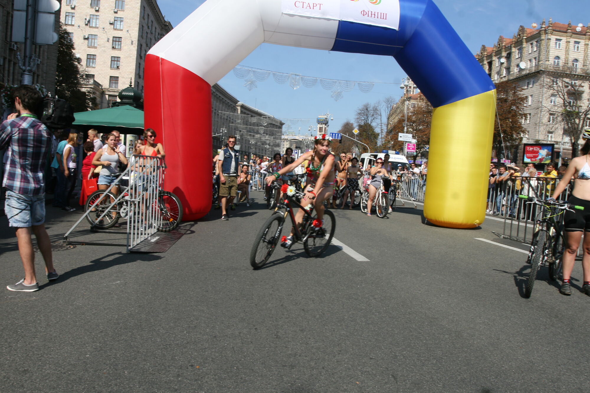 Хрещатик в бікіні