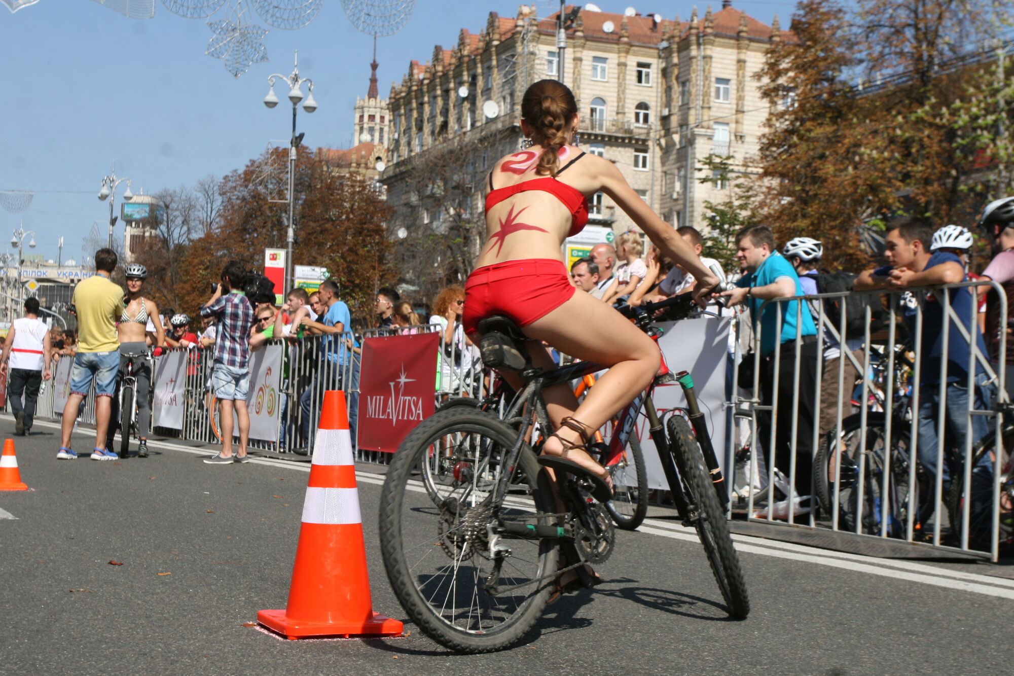 Хрещатик в бікіні