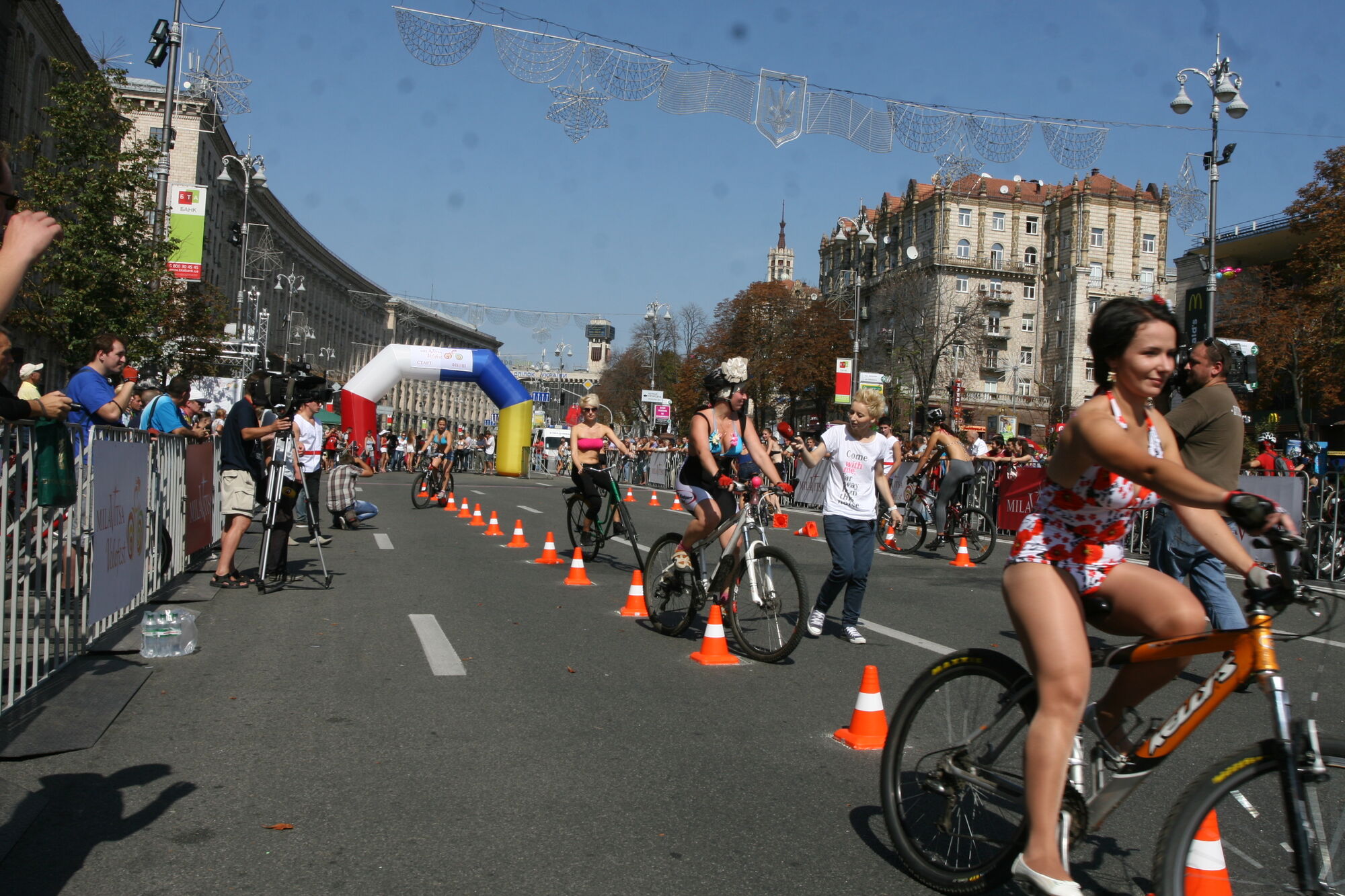 Хрещатик в бікіні