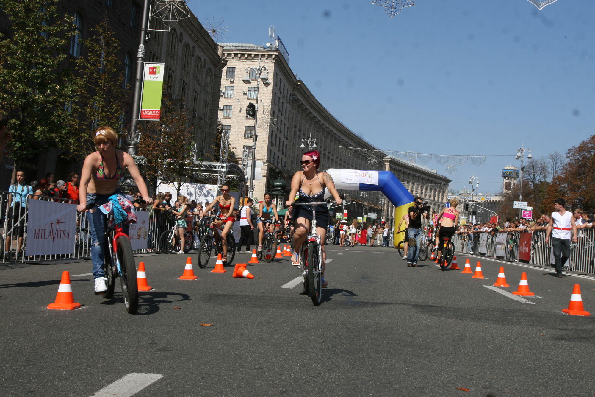 Хрещатик в бікіні