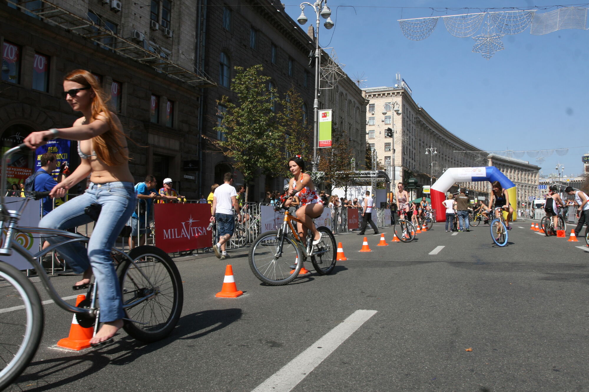 Хрещатик в бікіні
