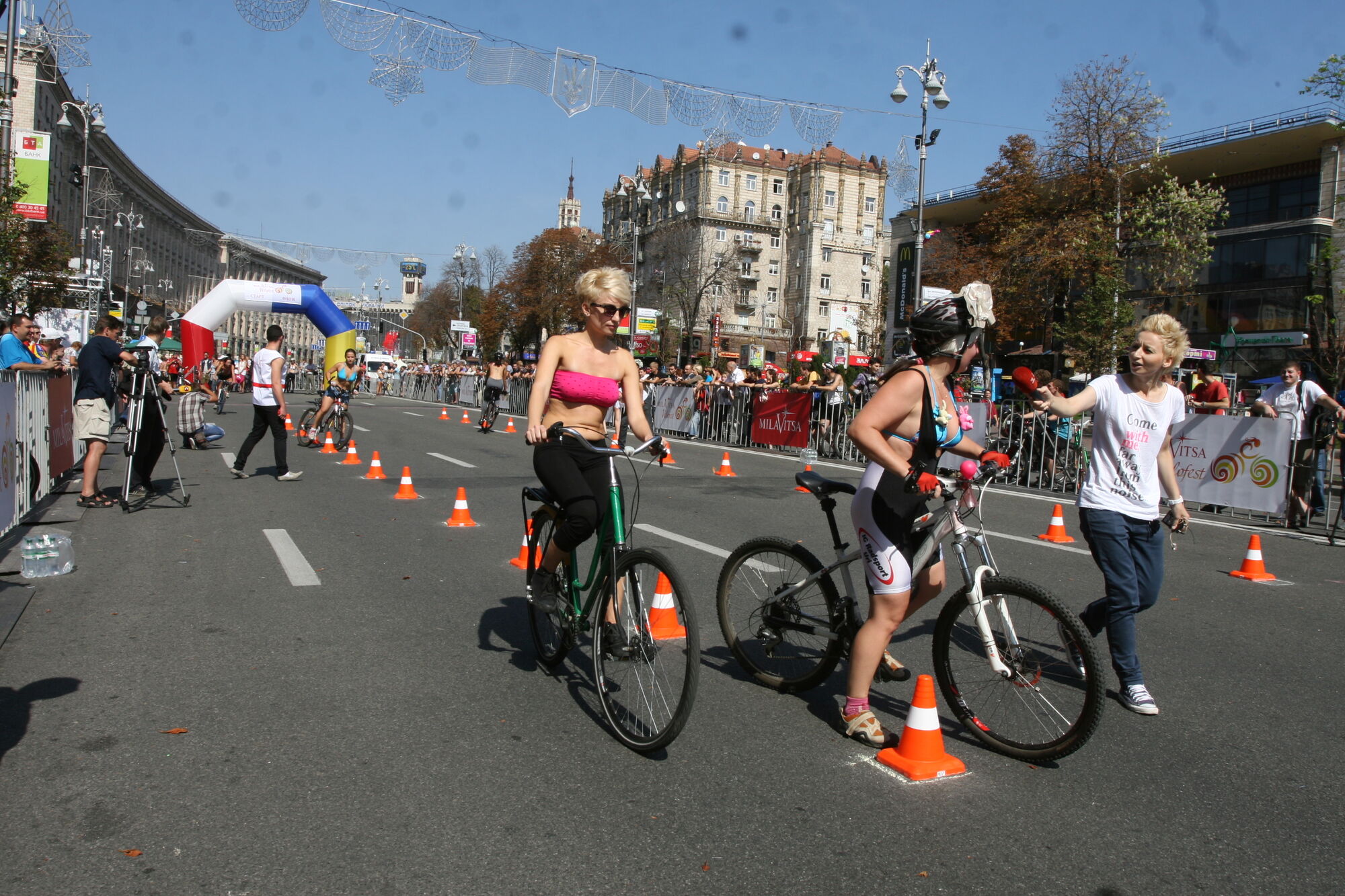 Хрещатик в бікіні