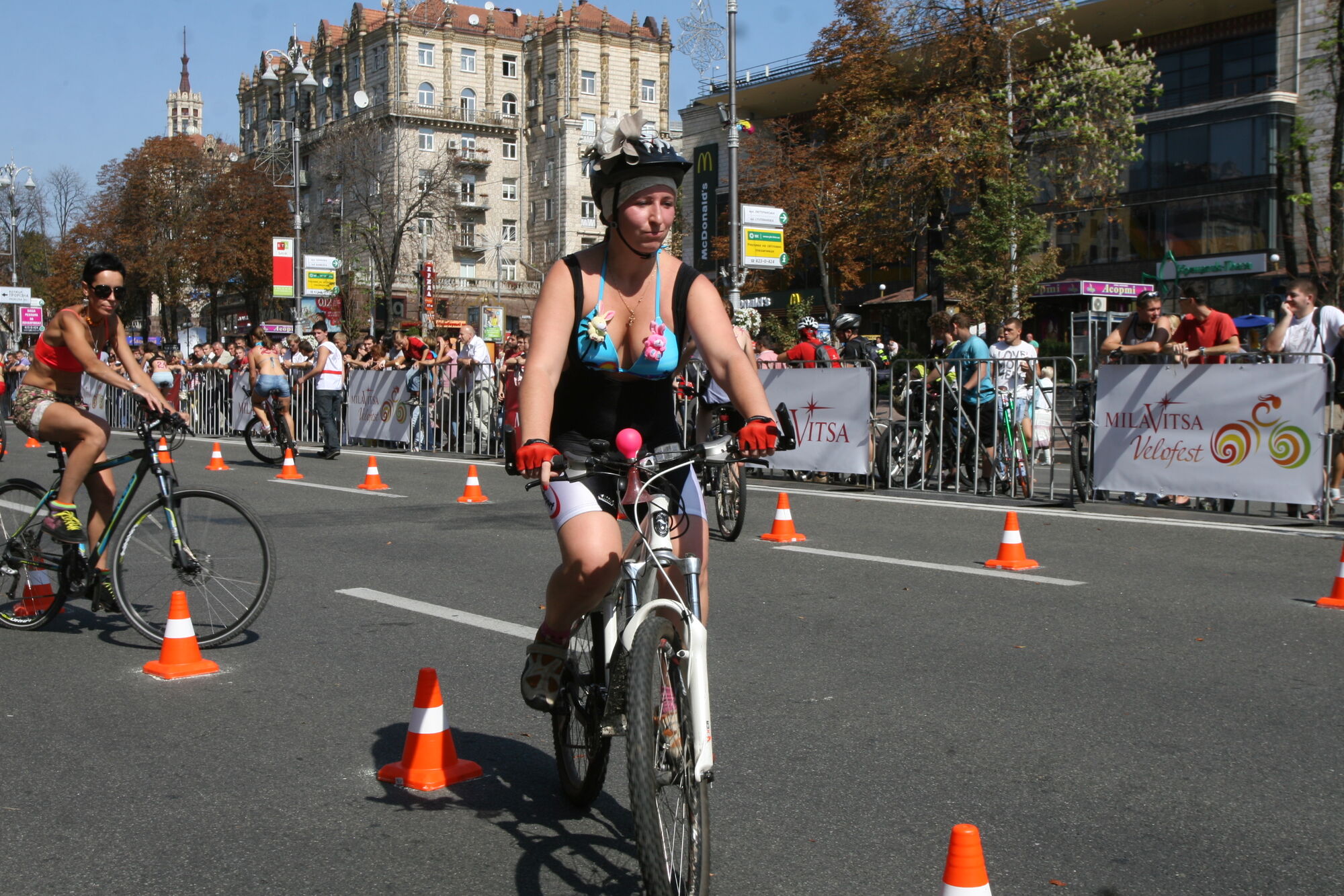 Хрещатик в бікіні