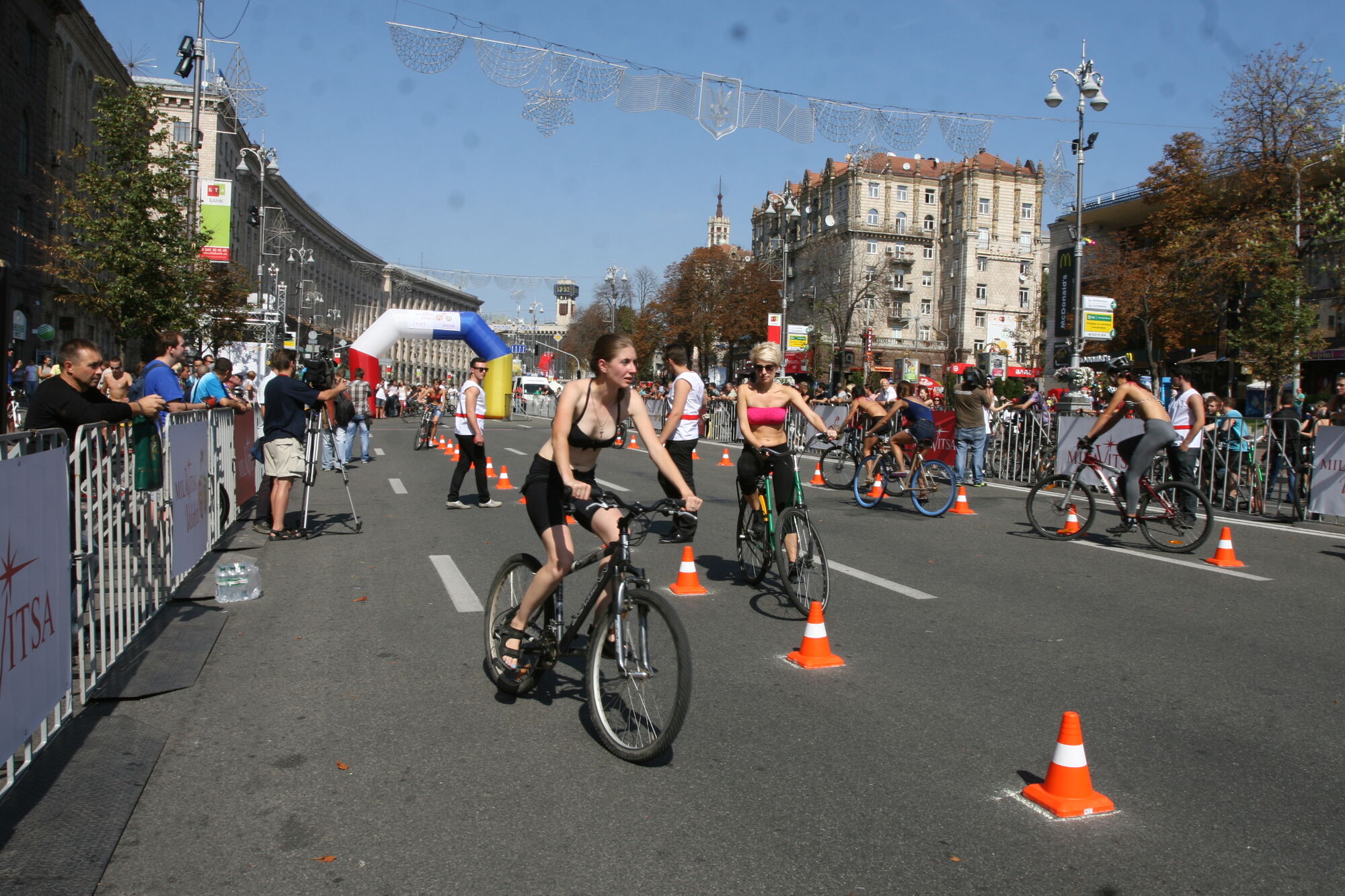 Хрещатик в бікіні