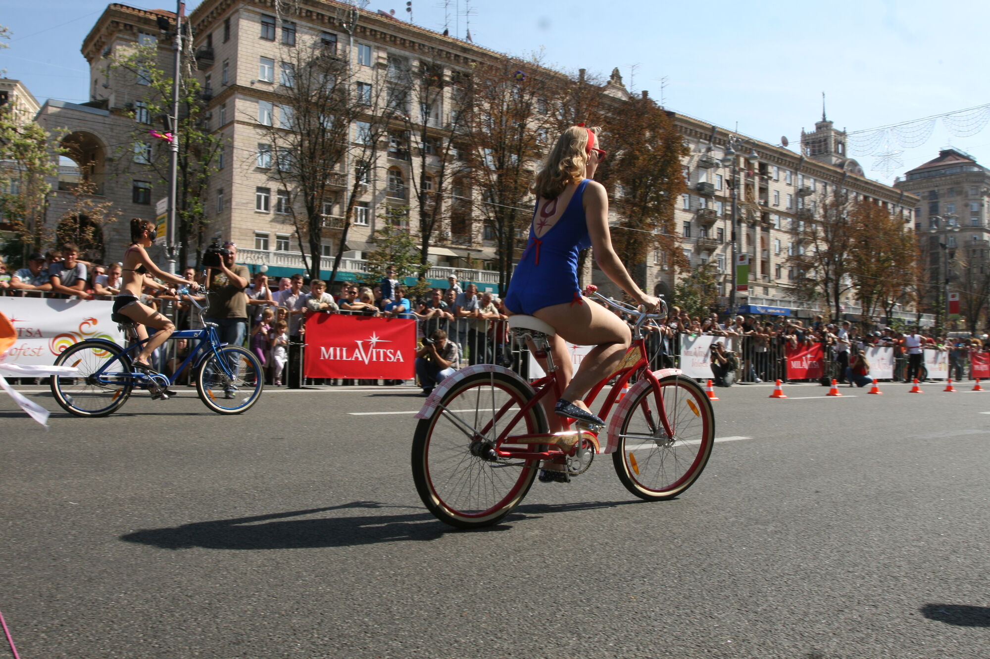 Хрещатик в бікіні