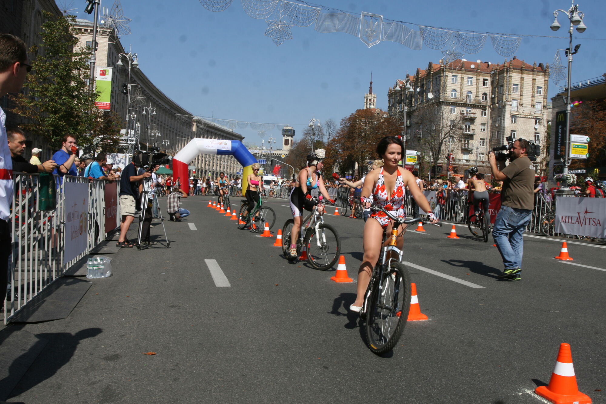 Хрещатик в бікіні