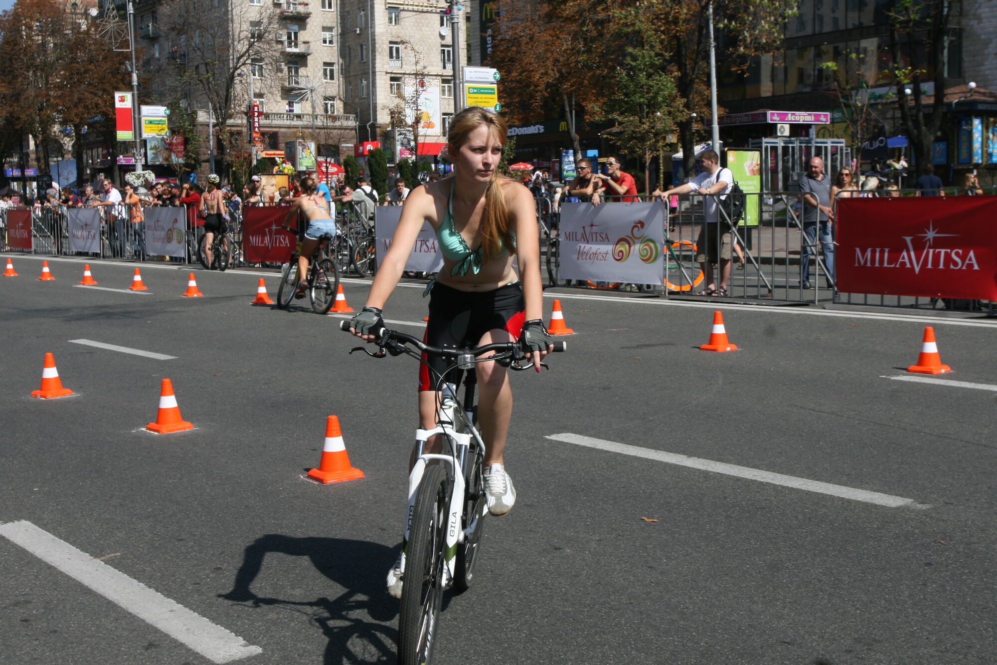 Хрещатик в бікіні