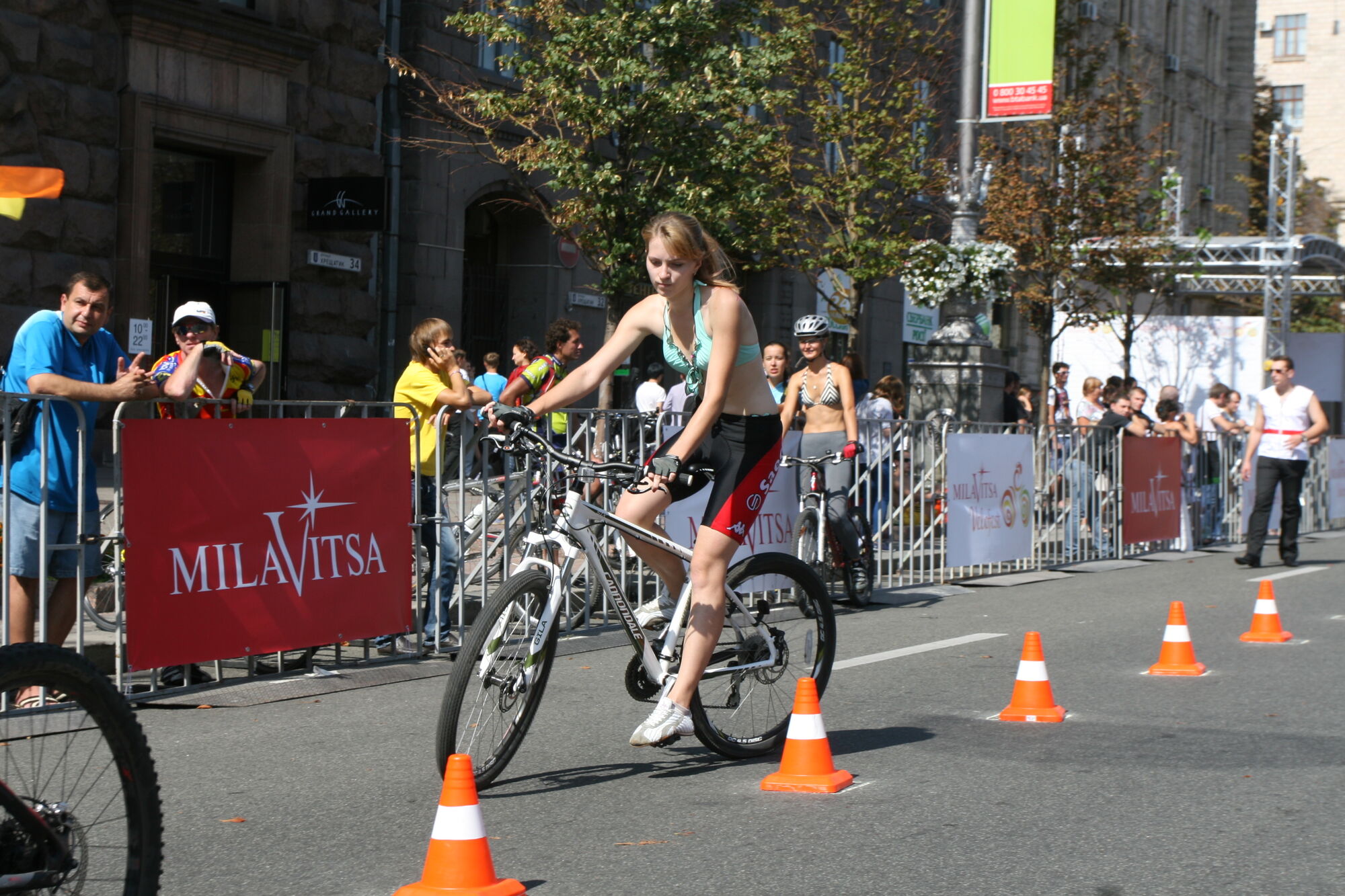 Хрещатик в бікіні