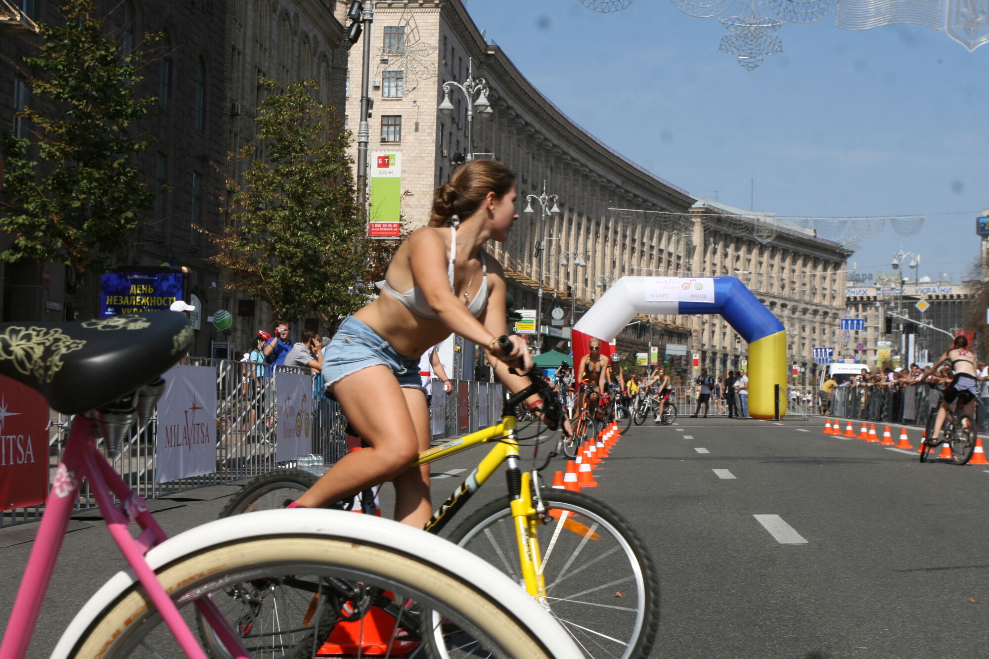 Хрещатик в бікіні