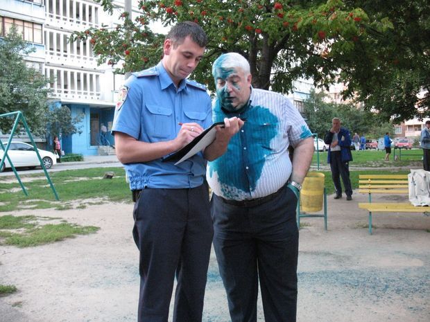 Еще одного оппозиционера облили зеленкой