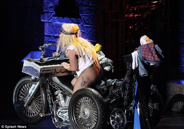 Пышная Гага зажгла в Амстердаме. Фото