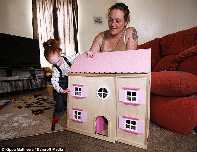 Самая маленькая девочка в мире впервые пошла в школу. Фото