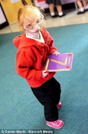 Самая маленькая девочка в мире впервые пошла в школу. Фото