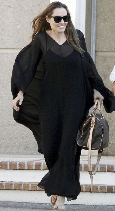 Счастливая Джоли прилетела домой. Фото